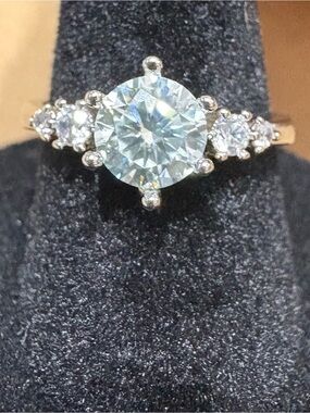 Brilliant White Round-Cut Solitaire Ring with Accent Stones